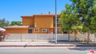 1361 Riverside Dr in Los Angeles, CA - Building Photo