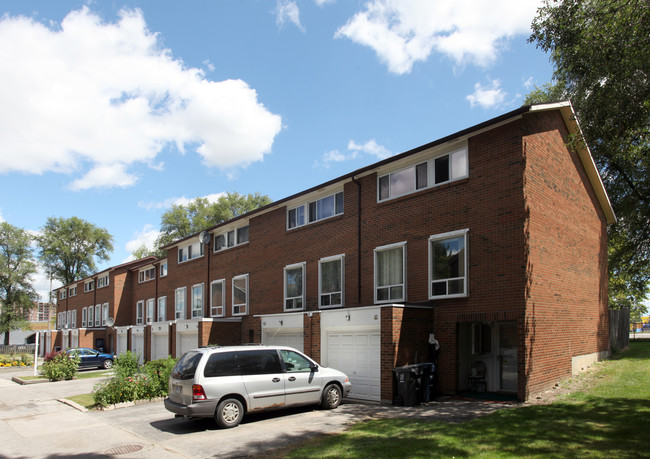 1555 Albion Rd in Toronto, ON - Building Photo - Building Photo