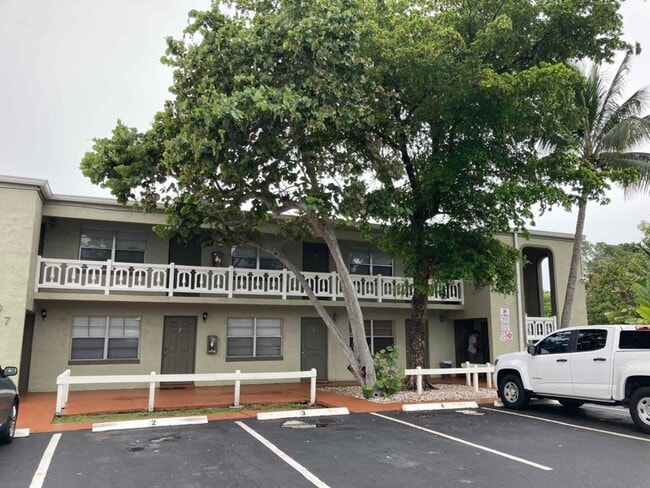 107 NE 8th St, Unit 6