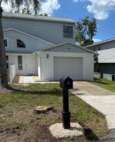 7023 Oakwood Dr in New Port Richey, FL - Building Photo