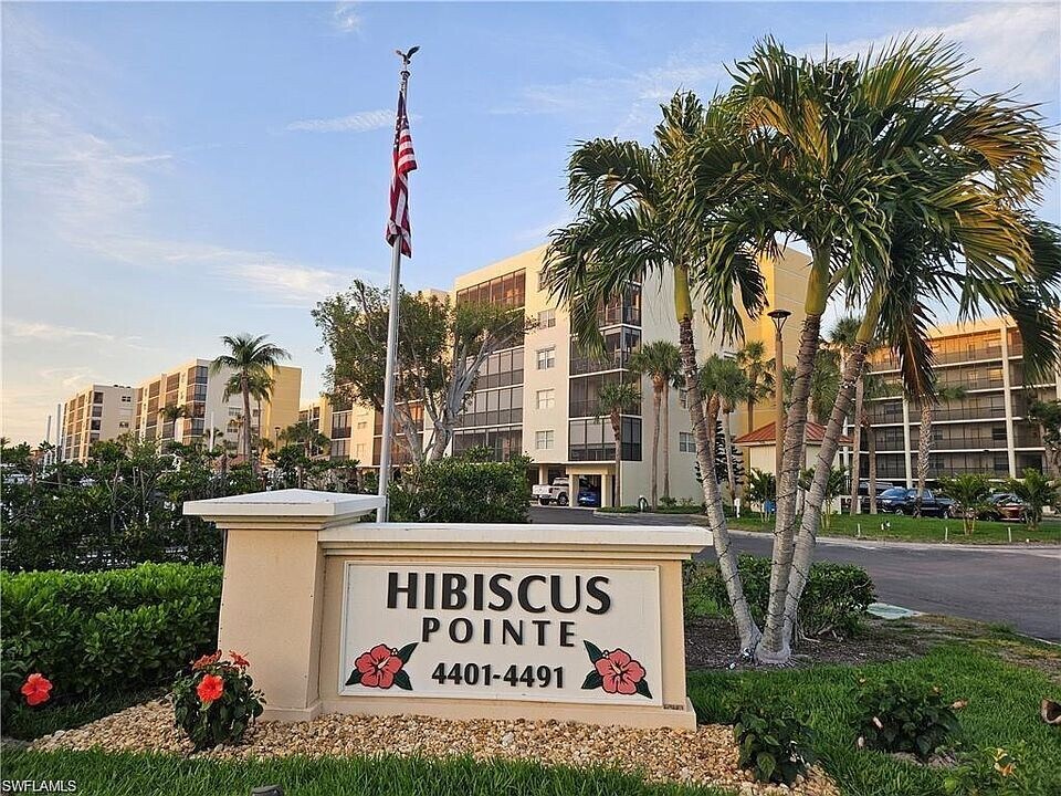 4451 Bay Beach Ln, Unit 424 in Fort Myers Beach, FL - Building Photo
