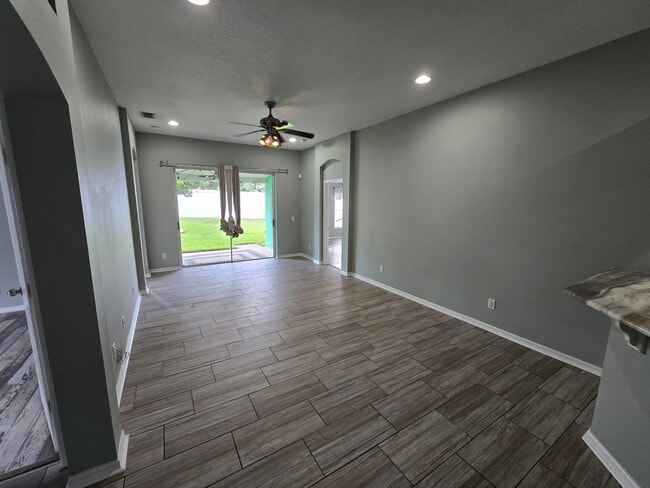 1124 Lumsden Pointe Blvd in Valrico, FL - Building Photo - Building Photo