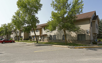 Perfect blend of comfort & convenience! in Chaska, MN - Foto de edificio - Building Photo