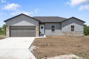 650 E Forest St in Bolivar, MO - Building Photo