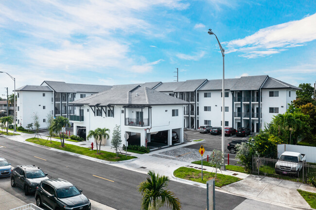 701 East in Hialeah, FL - Foto de edificio - Building Photo