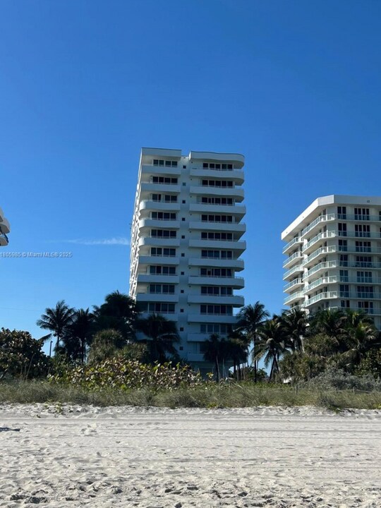 8911 Collins Ave, Unit 302 in Surfside, FL - Foto de edificio