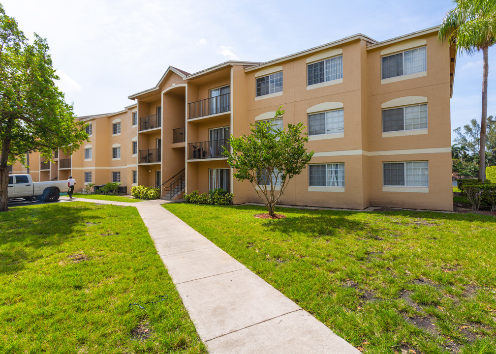 Golden Lakes Apartments in Miami, FL - Building Photo