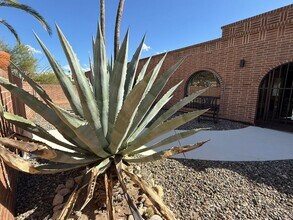 1402 E Big Rock Rd in Tucson, AZ - Foto de edificio - Building Photo