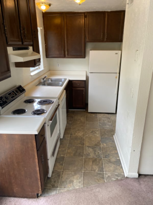 214 Cross Lanes Dr in Nitro, WV - Foto de edificio - Building Photo