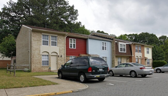 Pear Tree Park Townhouses in Newport News, VA - Building Photo - Building Photo