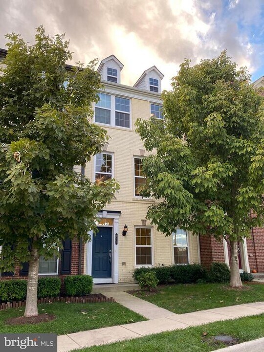 477 Flameflower Terrace SE in Leesburg, VA - Foto de edificio