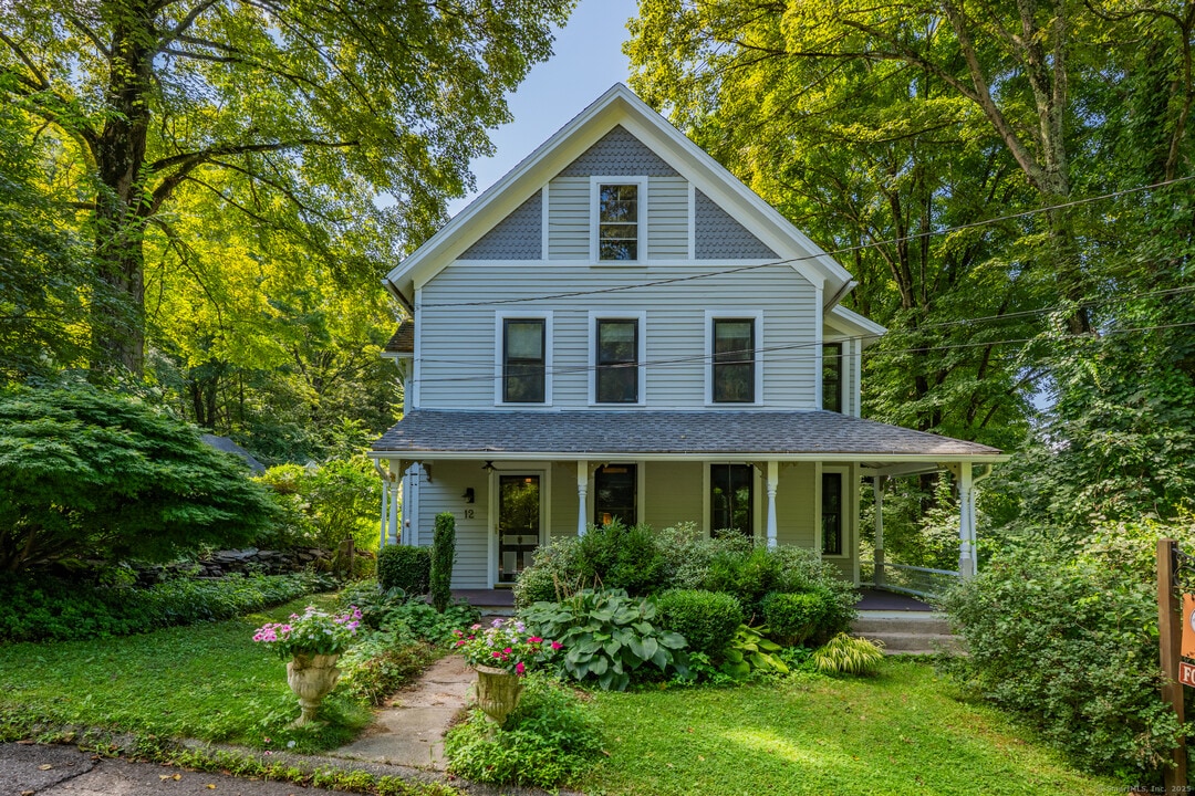 12 Spring St in Woodbury, CT - Building Photo