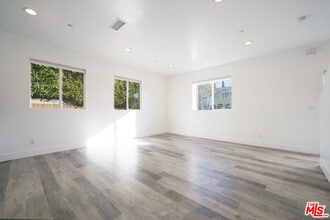 1107 Carmona Ave in Los Angeles, CA - Building Photo - Building Photo
