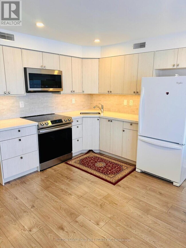 1032 Burnhamthorpe Rd E in Mississauga, ON - Building Photo - Building Photo