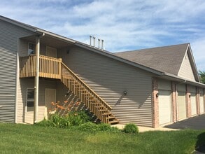 4979 Pine Cone Ct, Unit 2 in Loves Park, IL - Foto de edificio - Building Photo