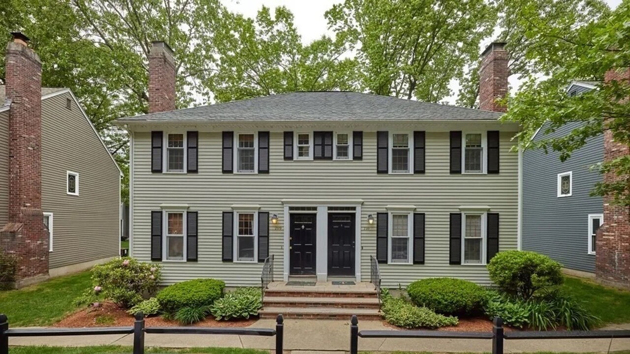 710 Wellman Ave in Chelmsford, MA - Building Photo