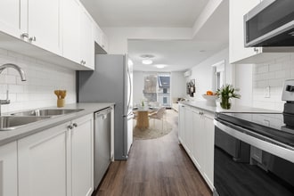 Carruthers Wharf Apartments in Kingston, ON - Foto de edificio - Building Photo