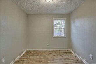 1900 Labette Manor Dr in Little Rock, AR - Building Photo - Building Photo