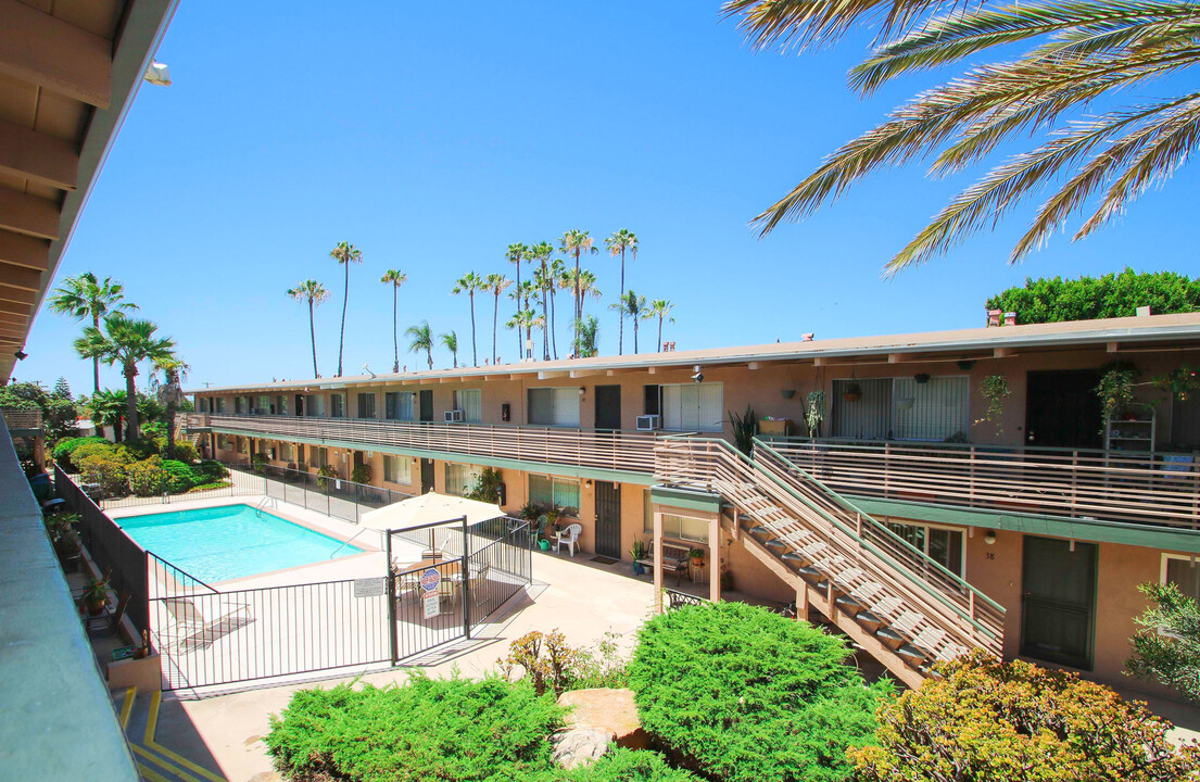 Desert Spa Apartments in San Diego, CA - Foto de edificio