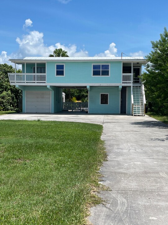 467 W Shore Dr in Summerland Key, FL - Building Photo