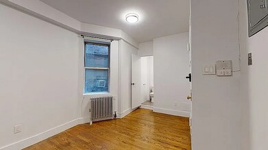 95 E 7th St, Unit APT 13 in New York, NY - Foto de edificio - Building Photo
