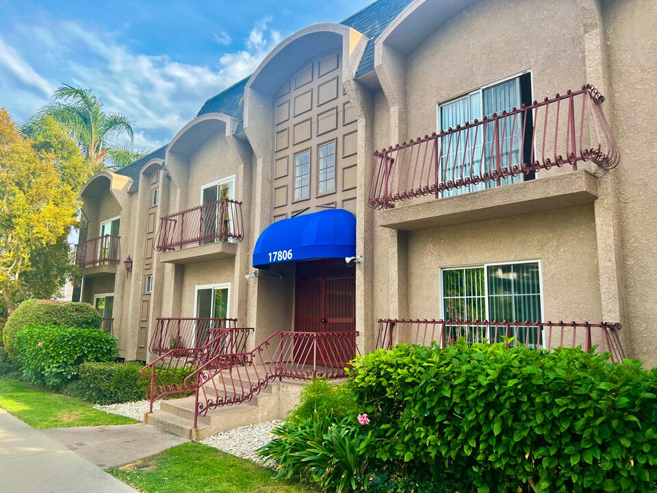 Crown Point Apartments in Northridge, CA - Foto de edificio