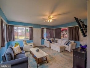 217 Bramber Dr in Broomall, PA - Foto de edificio - Building Photo