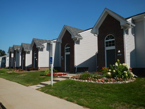 Whispering Lakes Apartments in Shelby Township, MI - Foto de edificio - Building Photo