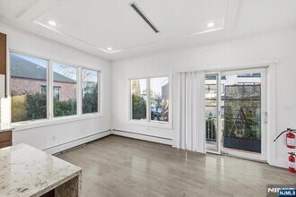 12 Orchard St in Edgewater, NJ - Building Photo - Building Photo