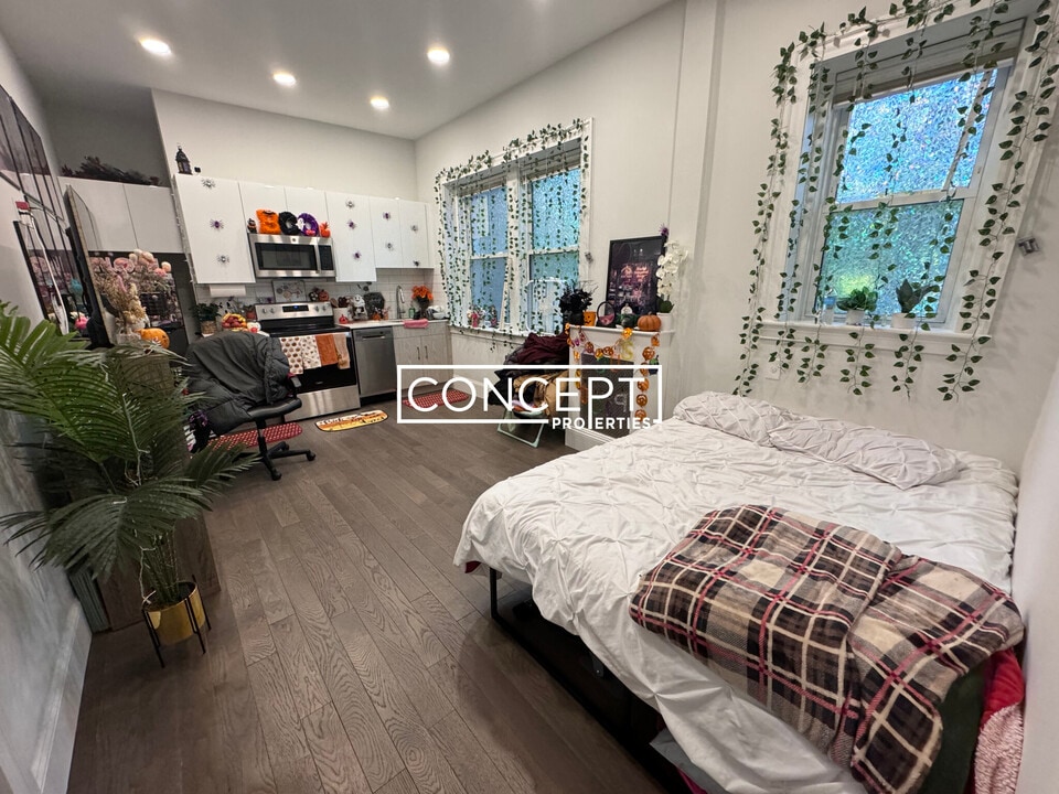 124 Peterborough St, Unit 3CP in Boston, MA - Building Photo