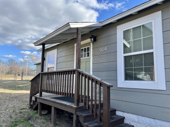 property at 904 N Peoria Ave