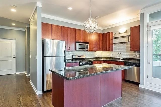 2065 N Kedzie Ave, Unit 104 in Chicago, IL - Foto de edificio - Building Photo