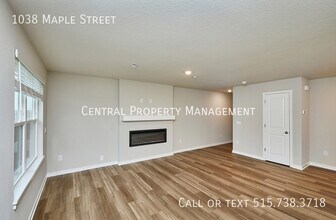 1038 Maple St in Waukee, IA - Building Photo - Building Photo