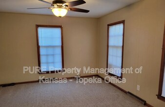 2215 SE Kentucky Ave in Topeka, KS - Building Photo - Building Photo