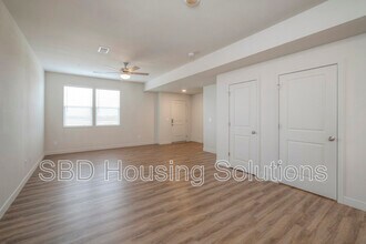 12427 S Parkwood Ln in Lee's Summit, MO - Building Photo - Building Photo