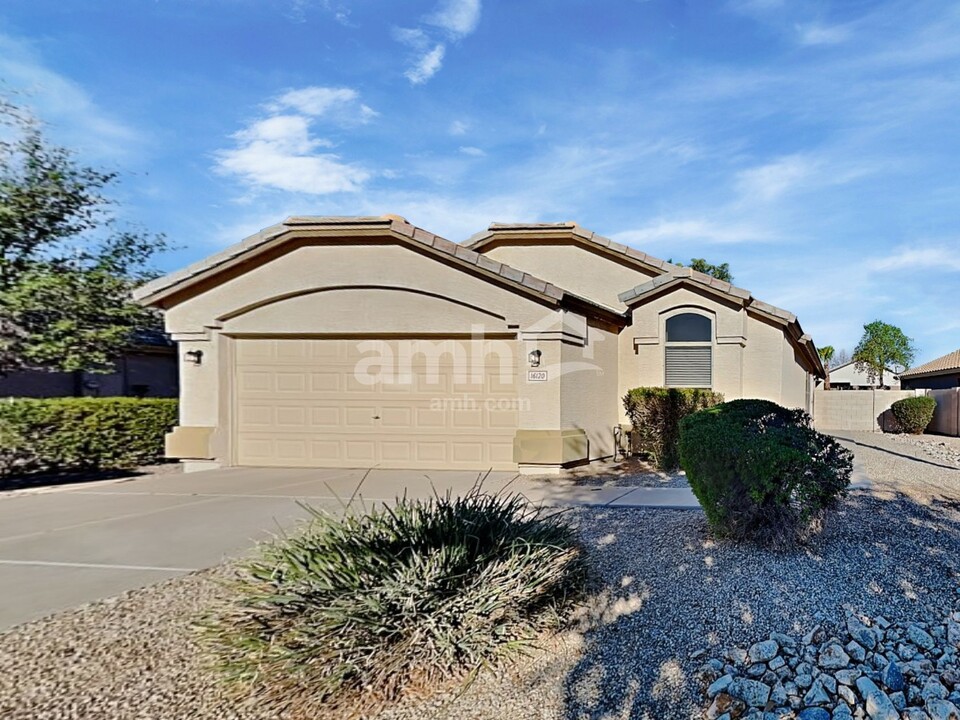 16120 W Latham St in Goodyear, AZ - Building Photo