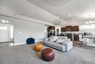 1025 SW Bonnie St in Mountain Home, ID - Building Photo - Building Photo