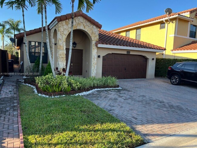 9816 NW 10 Terrace in Miami, FL - Building Photo - Building Photo