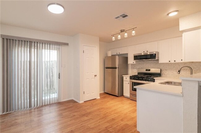 10604 Lanshire Dr in Austin, TX - Foto de edificio - Building Photo