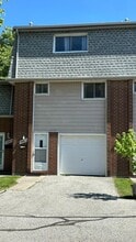 3+1 Beds 2 Baths Townhouse in Windsor, ON - Building Photo - Building Photo