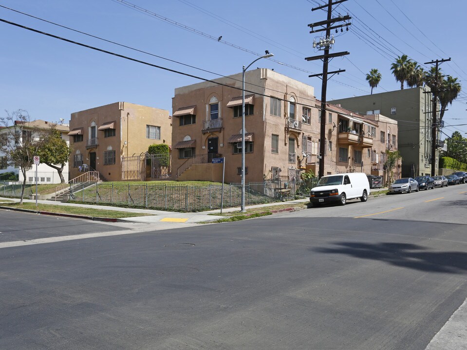 La Reina Apartments in Los Angeles, CA - Foto de edificio