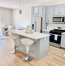 8436 Oakdale Ave in Los Angeles, CA - Foto de edificio - Building Photo