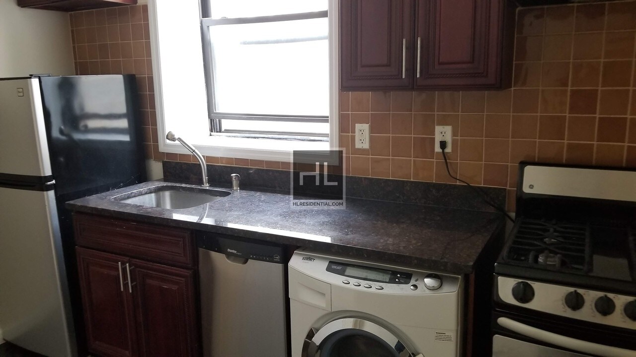 243 W 109th St-Unit -5E in New York, NY - Building Photo