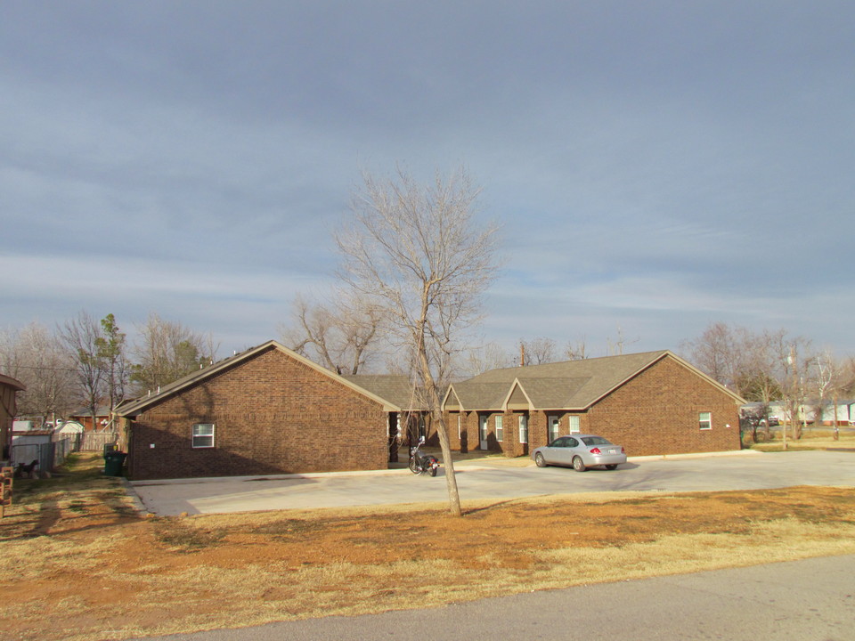 109 W C Ave in Cache, OK - Building Photo