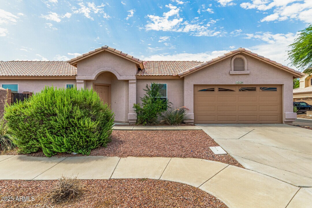 2129 E Danbury Rd in Phoenix, AZ - Building Photo