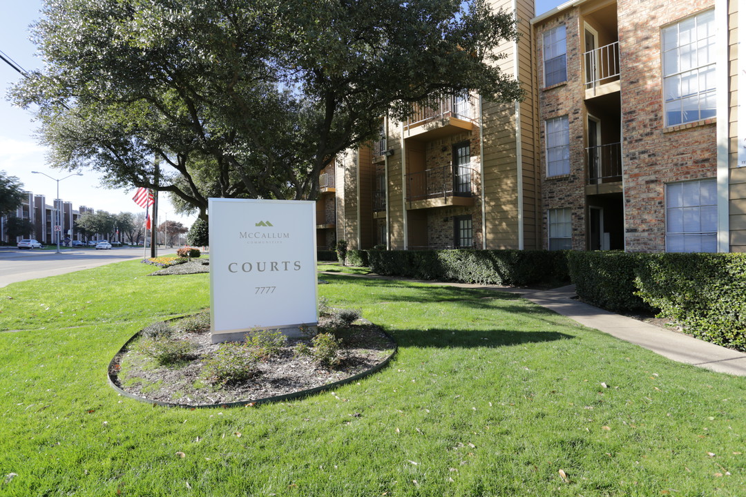 Courts of McCallum in Dallas, TX - Building Photo