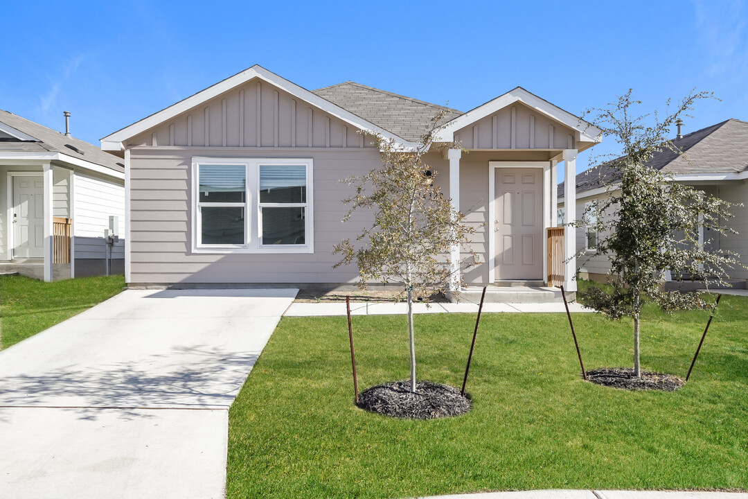 14322 Calaveras Creek in San Antonio, TX - Building Photo