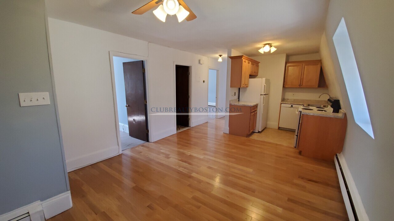 26 Park St in Newton, MA - Building Photo