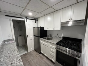 11 Myrtle St, Unit B in Boston, MA - Building Photo - Building Photo