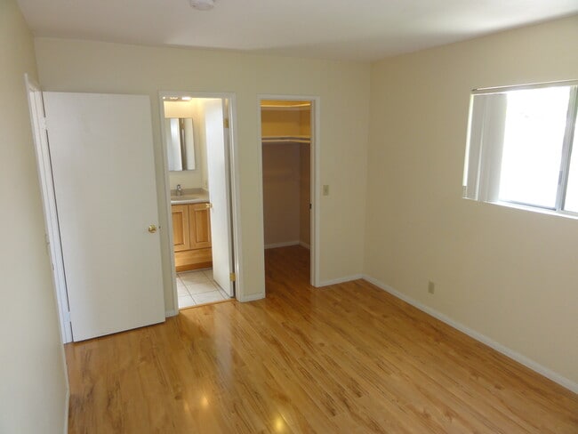 3412 Falcon Ave, Unit 3414-one half in Long Beach, CA - Foto de edificio - Building Photo